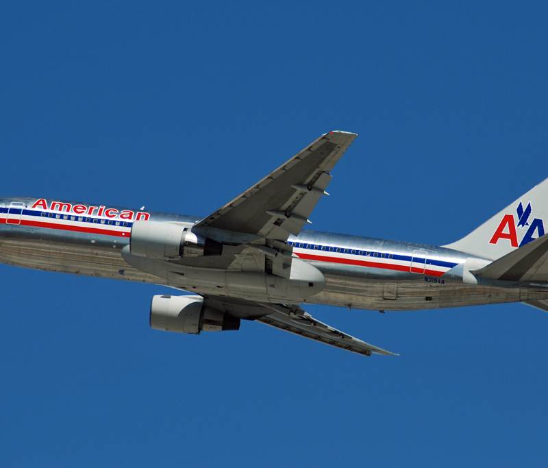 N319AA - Twin-engine aircraft