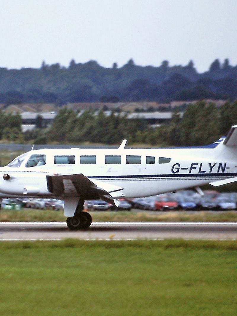 G-FLYN - Twin-engine aircraft