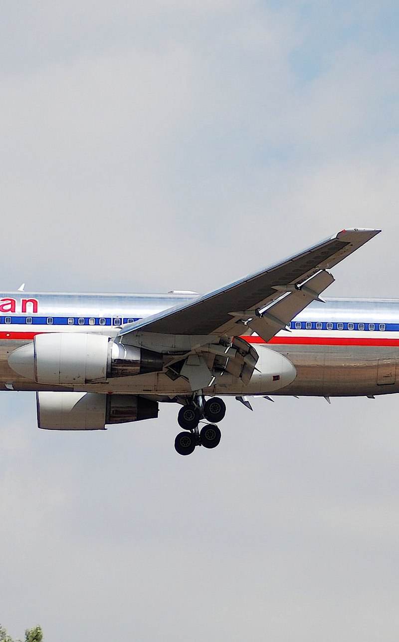 N321AA - Twin-engine aircraft