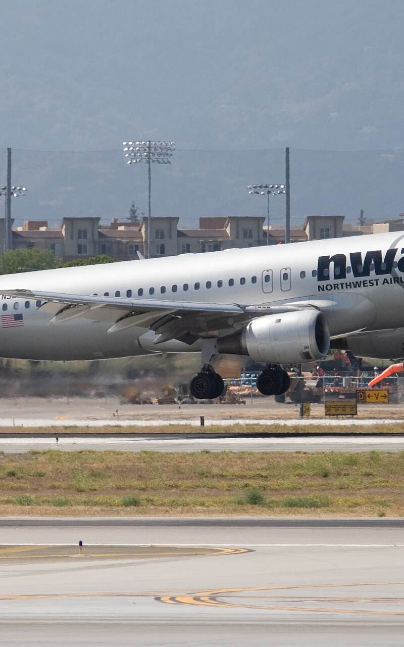 N322US - Twin-engine aircraft