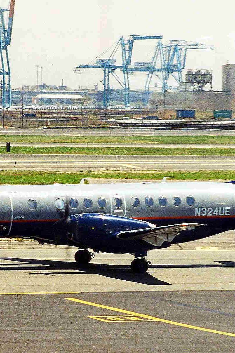 N324UE - Twin-engine aircraft