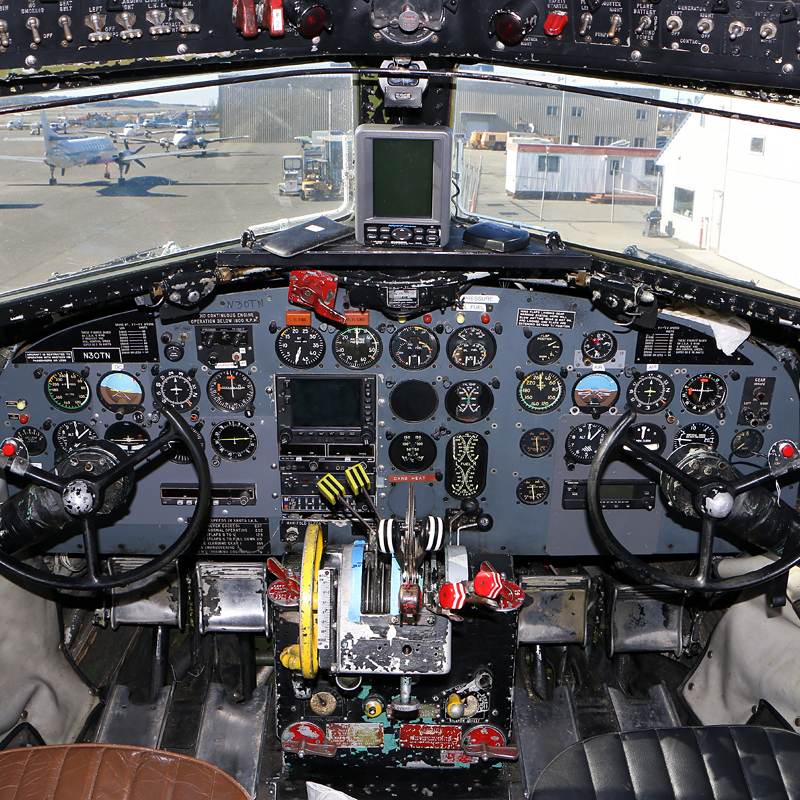 N30TN - Twin-engine aircraft