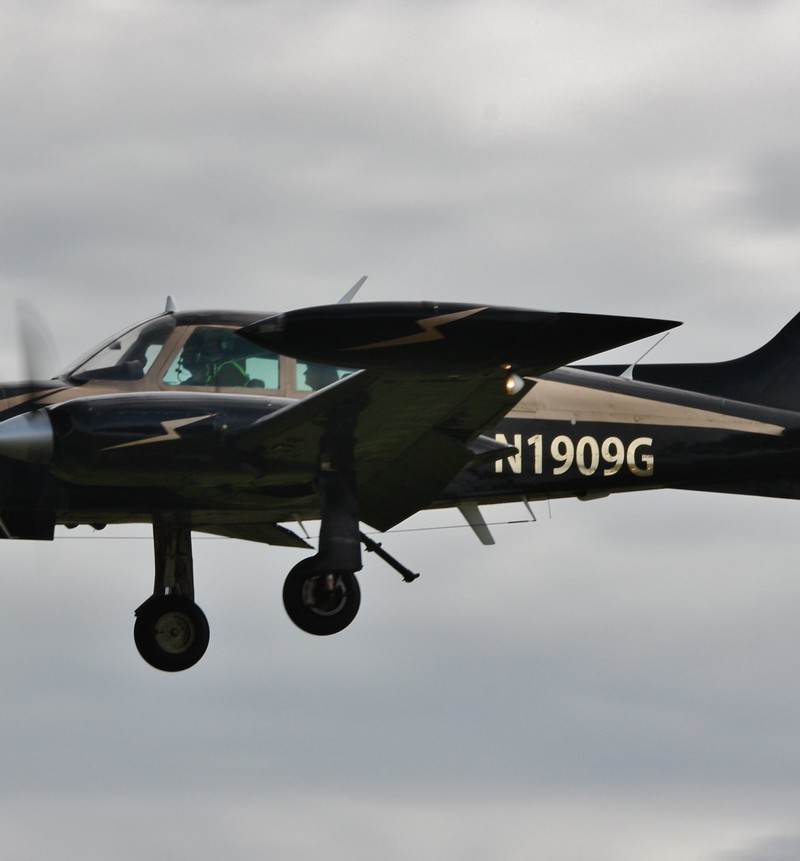 N1909G - Twin-engine aircraft