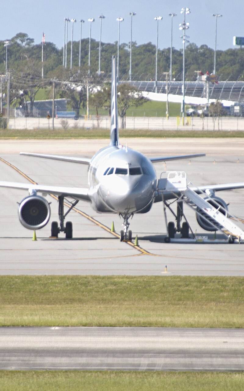 N328NV - Twin-engine aircraft