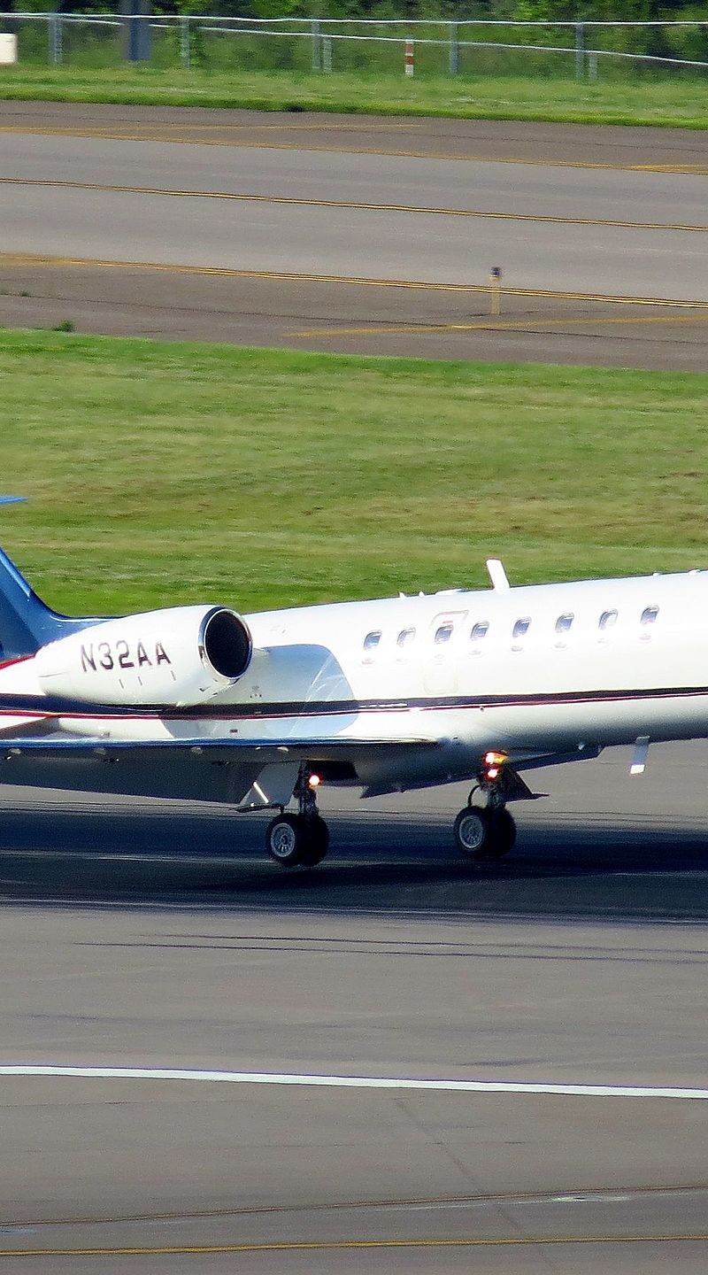 N32AA - Business jet