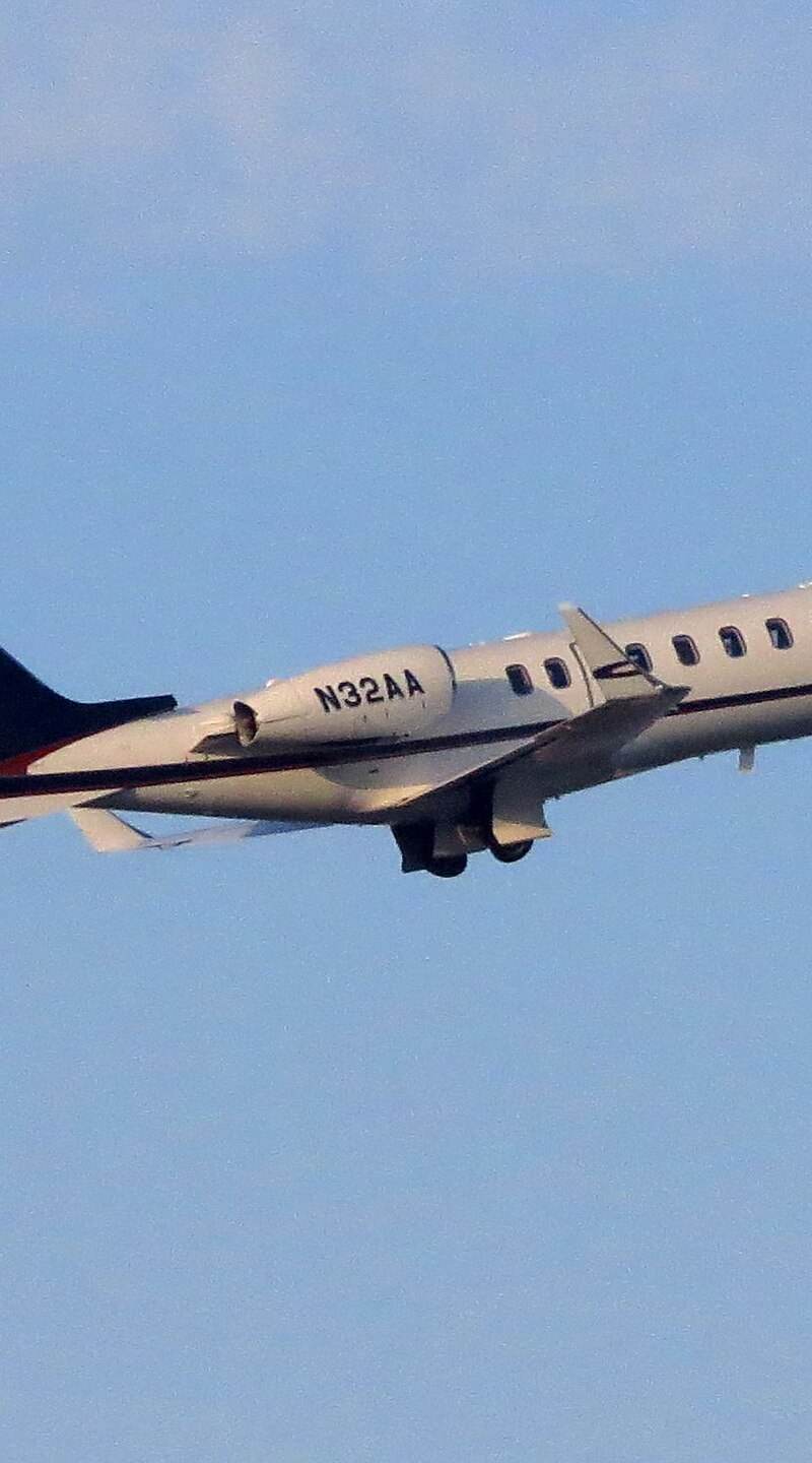 N32AA - Business jet