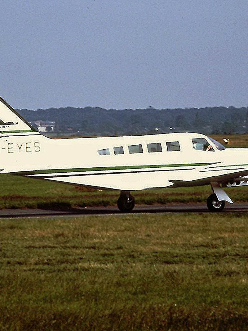 G-EYES - Twin-engine aircraft