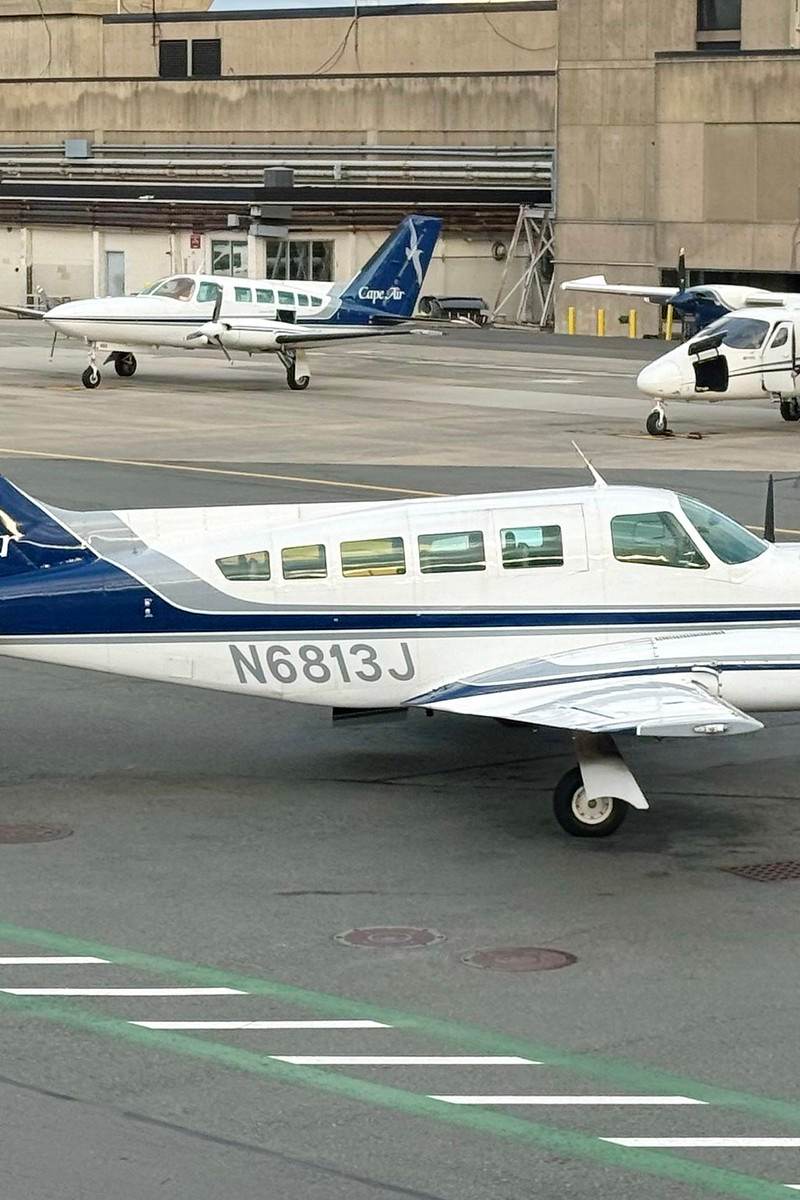 N6813J - Twin-engine aircraft