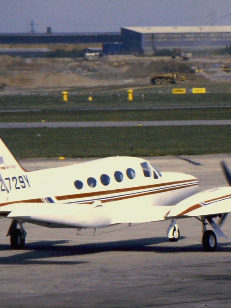 N2729Y - Twin-engine aircraft