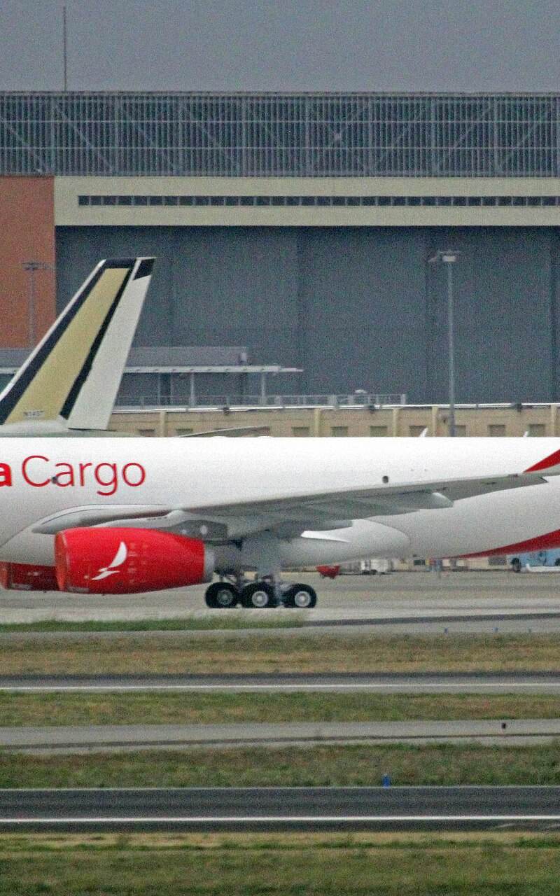 N334QT - Twin-engine aircraft