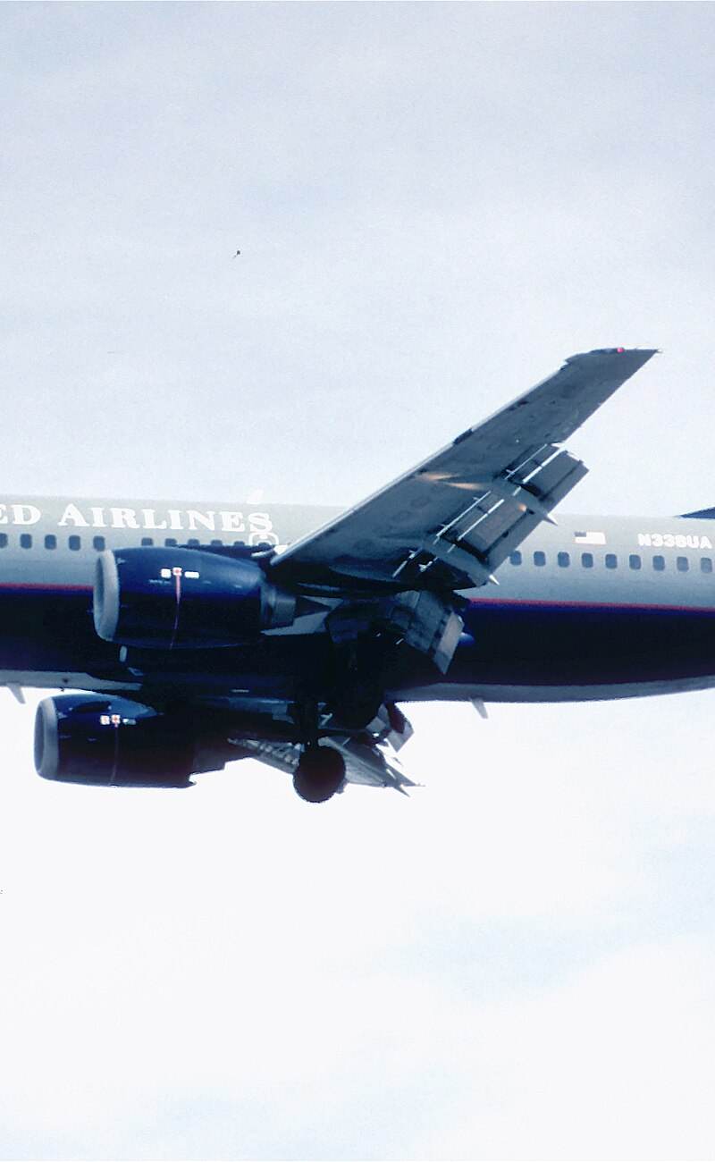 N338UA - Twin-engine aircraft
