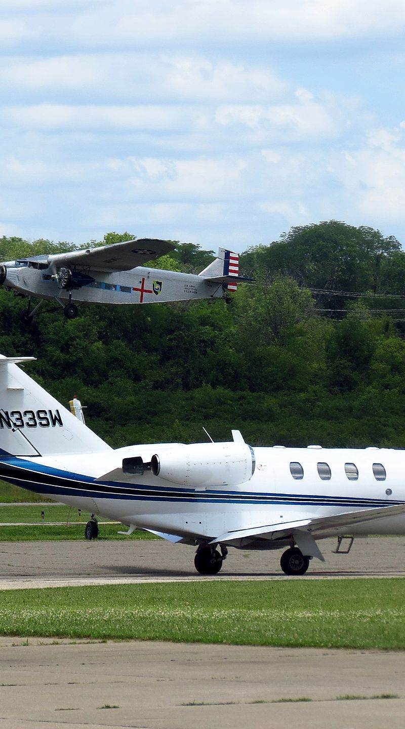 N33SW - Business jet