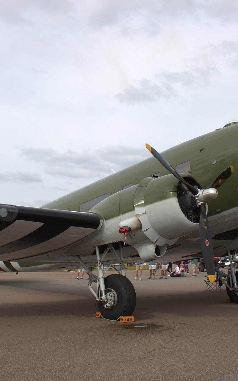 N33VW - Douglas