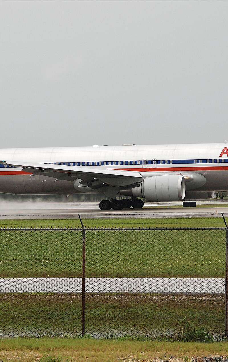 N352AA - Twin-engine aircraft