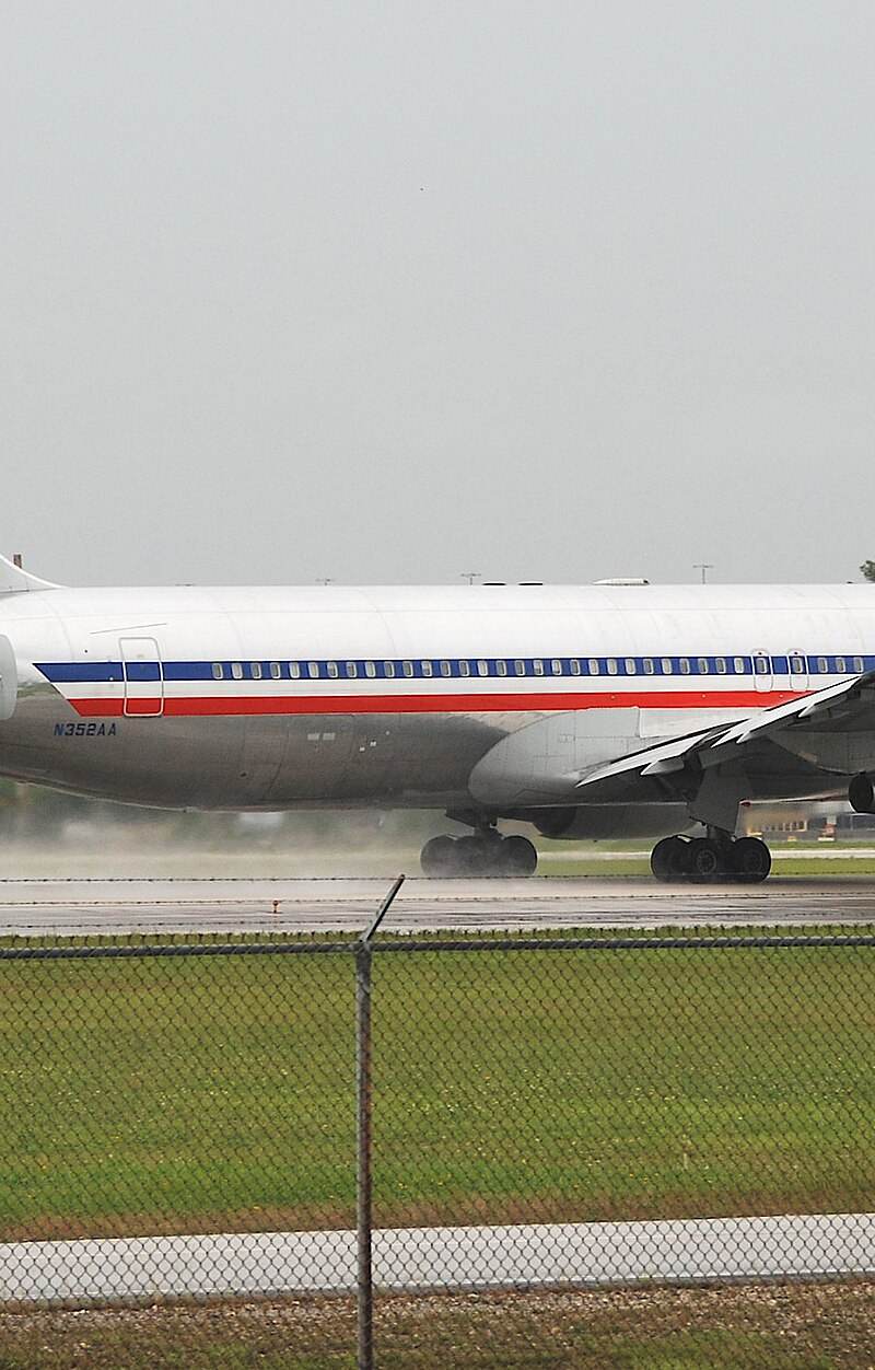 N352AA - Twin-engine aircraft