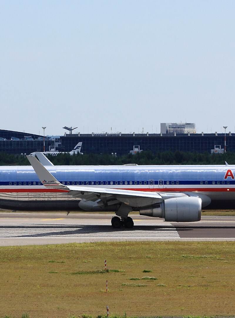 N352AA - Twin-engine aircraft