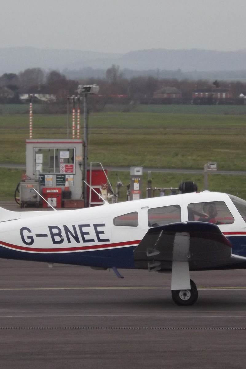 G-BNEE - Piper
