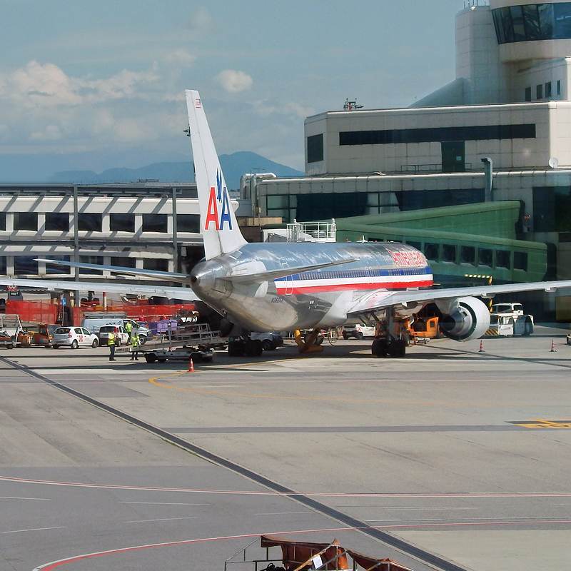N362AA - Twin-engine aircraft