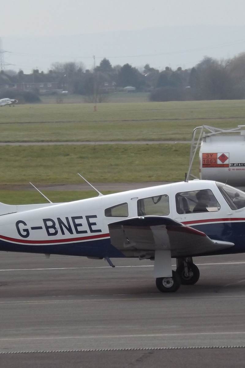 G-BNEE - Piper