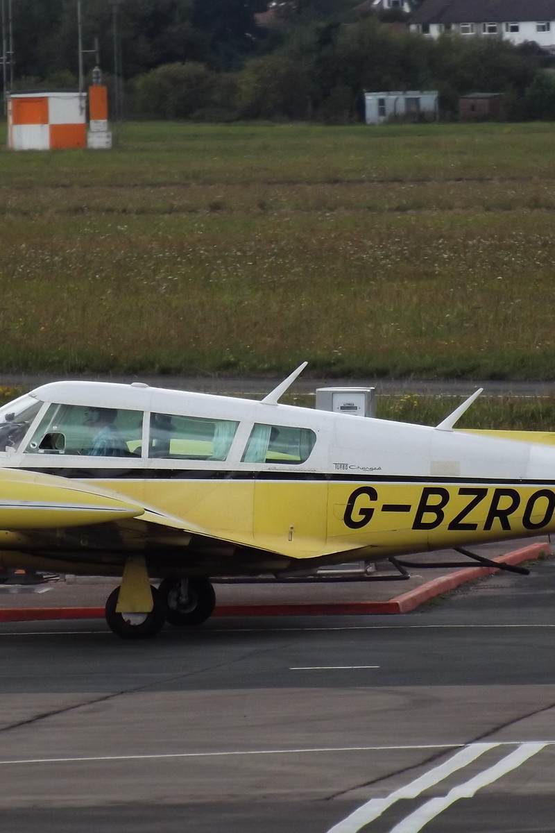 G-BZRO - Twin-engine aircraft