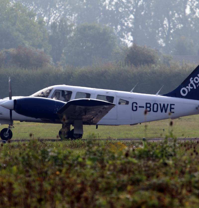 G-BOWE - Twin-engine aircraft