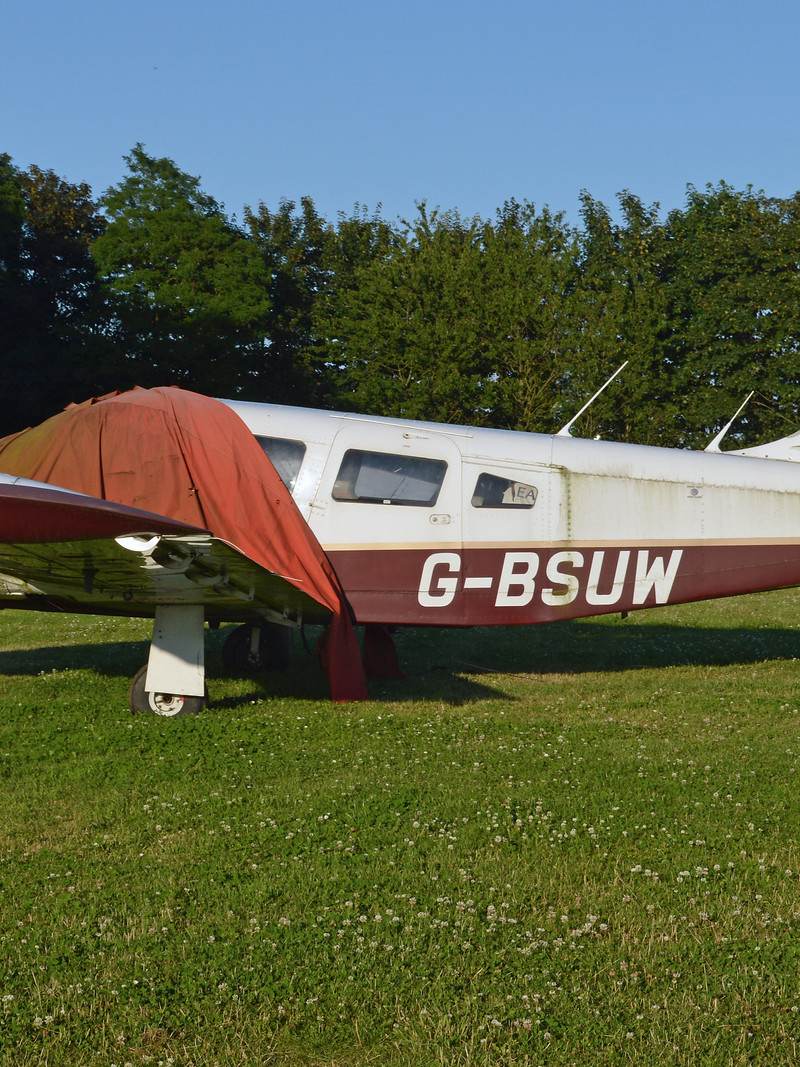 G-BSUW - Twin-engine aircraft