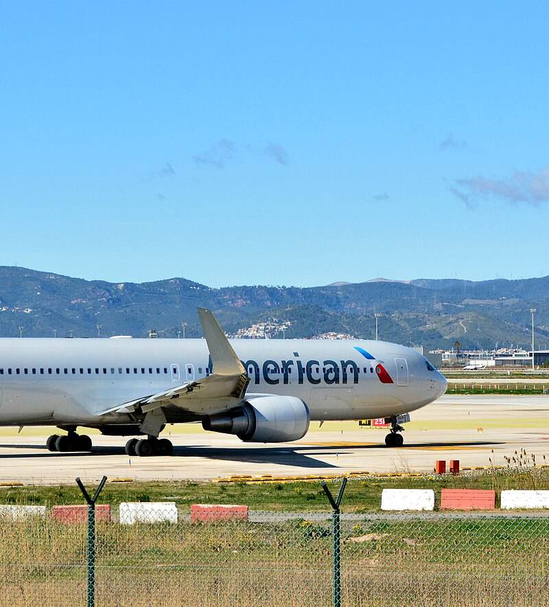 N386AA - Twin-engine aircraft