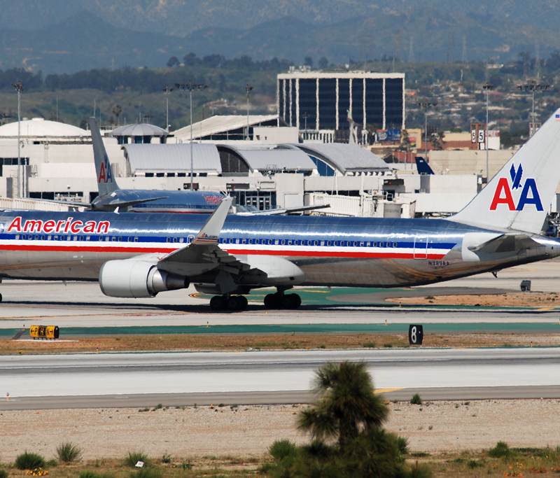 N389AA - Twin-engine aircraft