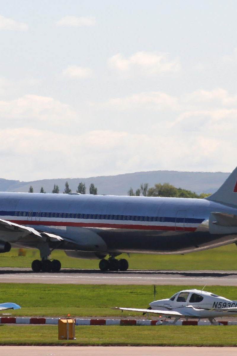 N389AA - Twin-engine aircraft