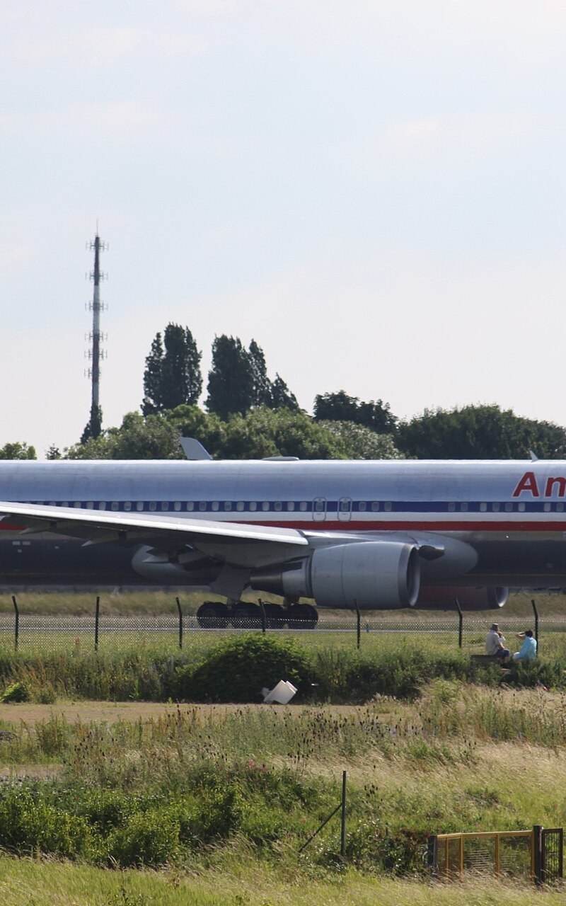 N389AA - Twin-engine aircraft