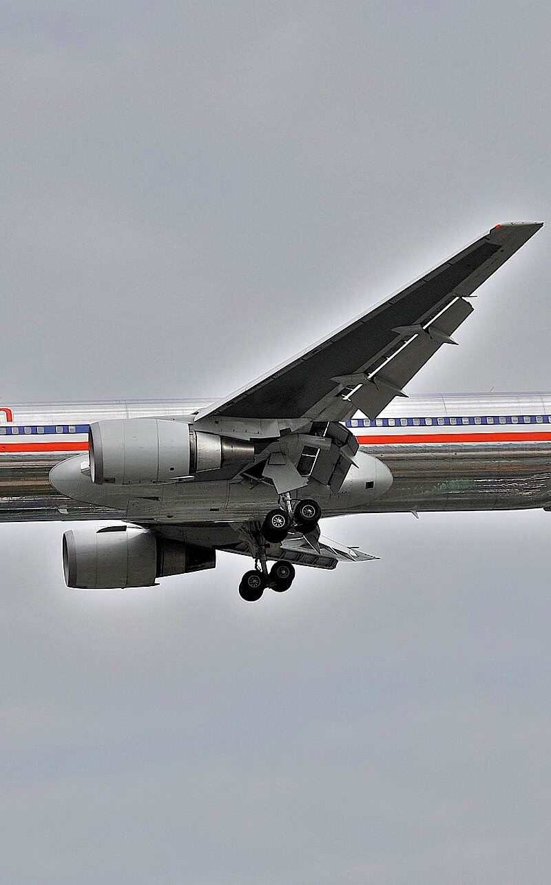 N392AN - Twin-engine aircraft