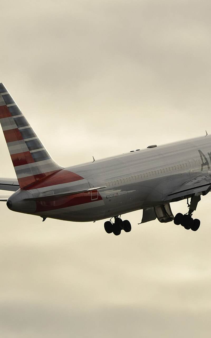 N392AN - Twin-engine aircraft