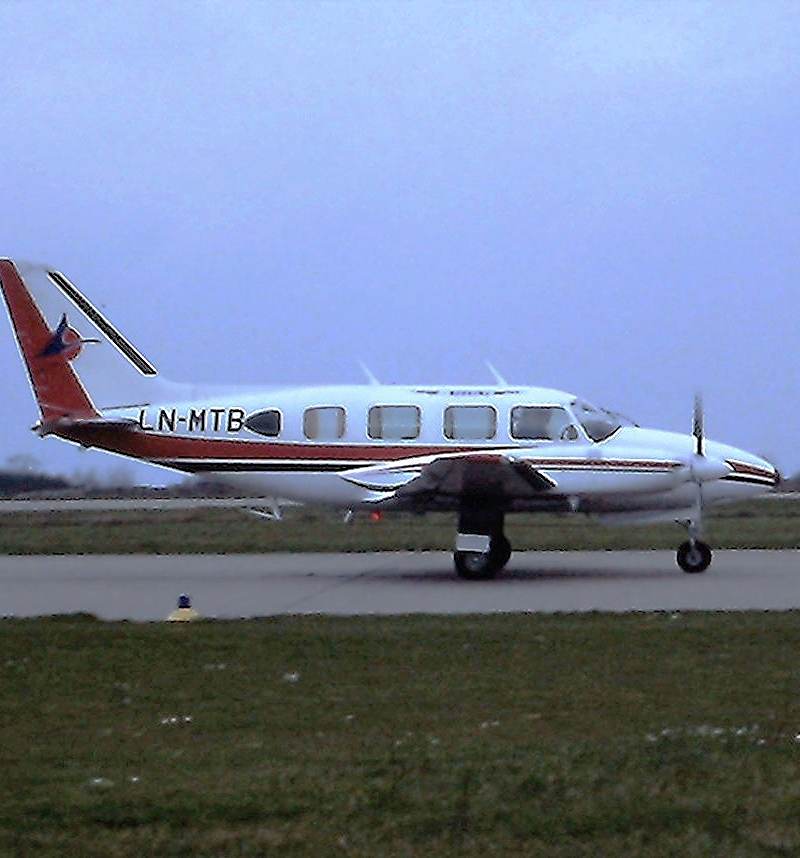 LN-MTB - Twin-engine aircraft