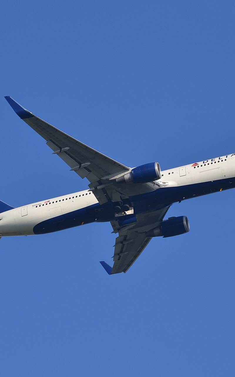 N394DL - Twin-engine aircraft