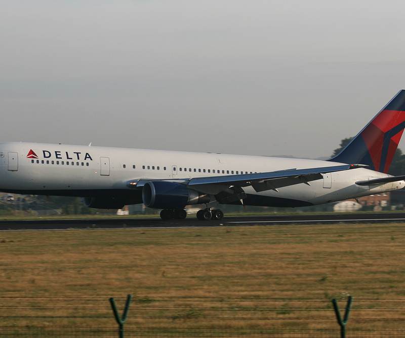 N394DL - Twin-engine aircraft