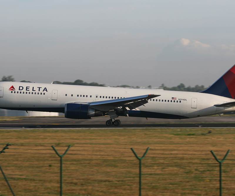 N394DL - Twin-engine aircraft