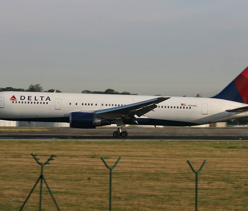 N394DL - Twin-engine aircraft