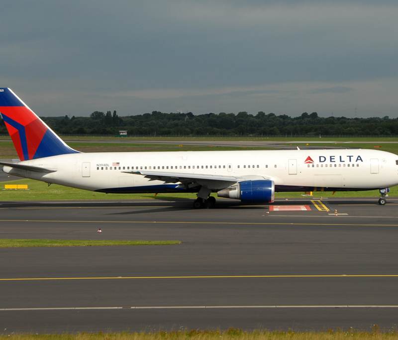 N394DL - Twin-engine aircraft