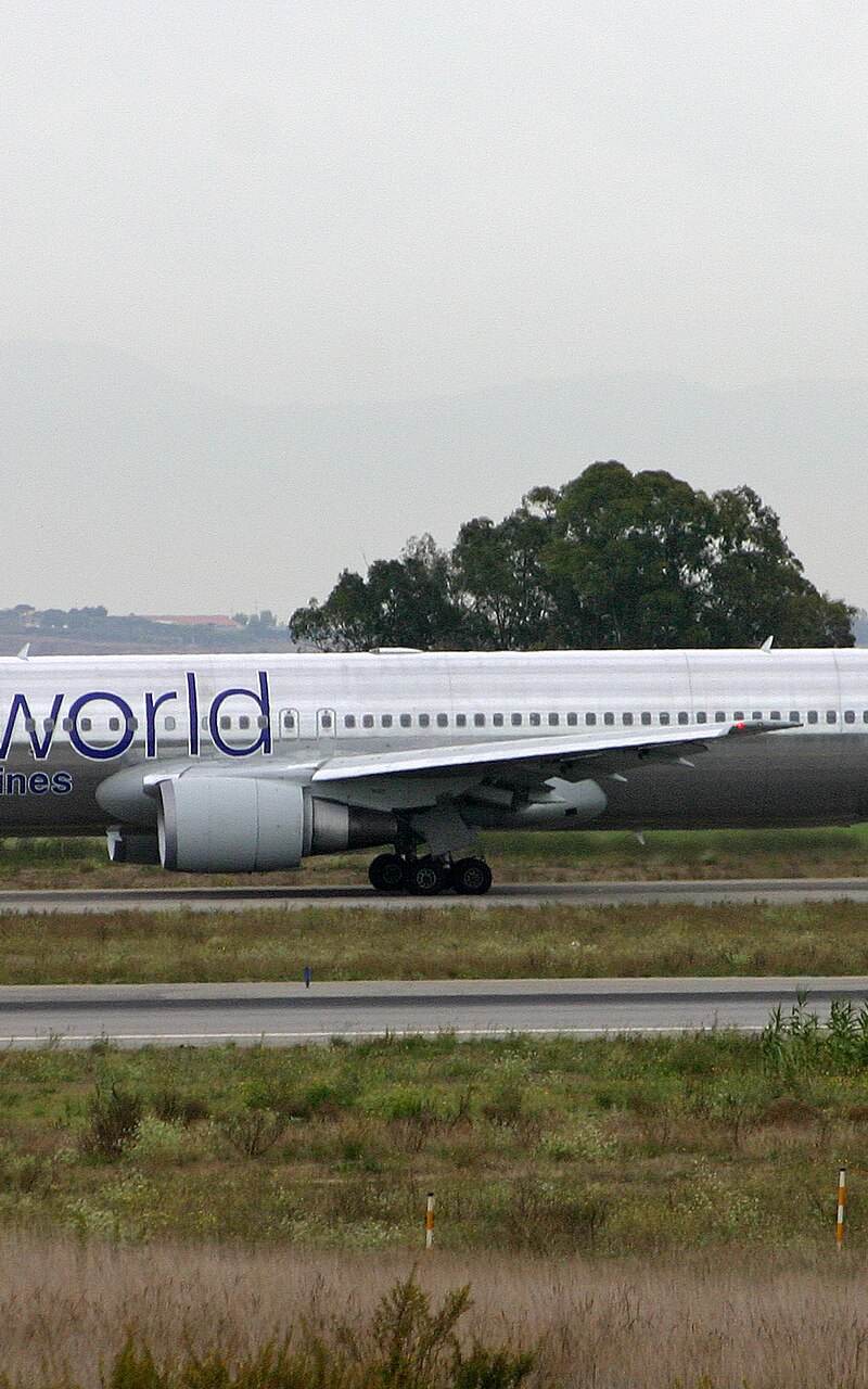 N395AN - Twin-engine aircraft