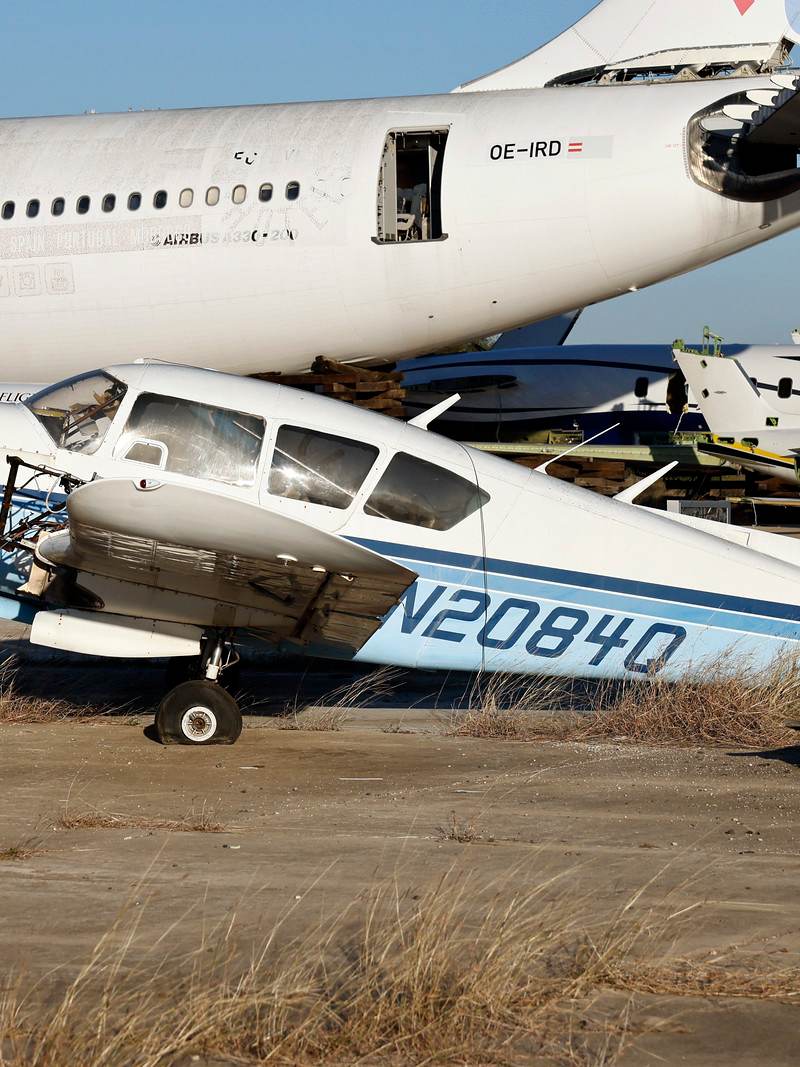 N2084Q - Twin-engine aircraft