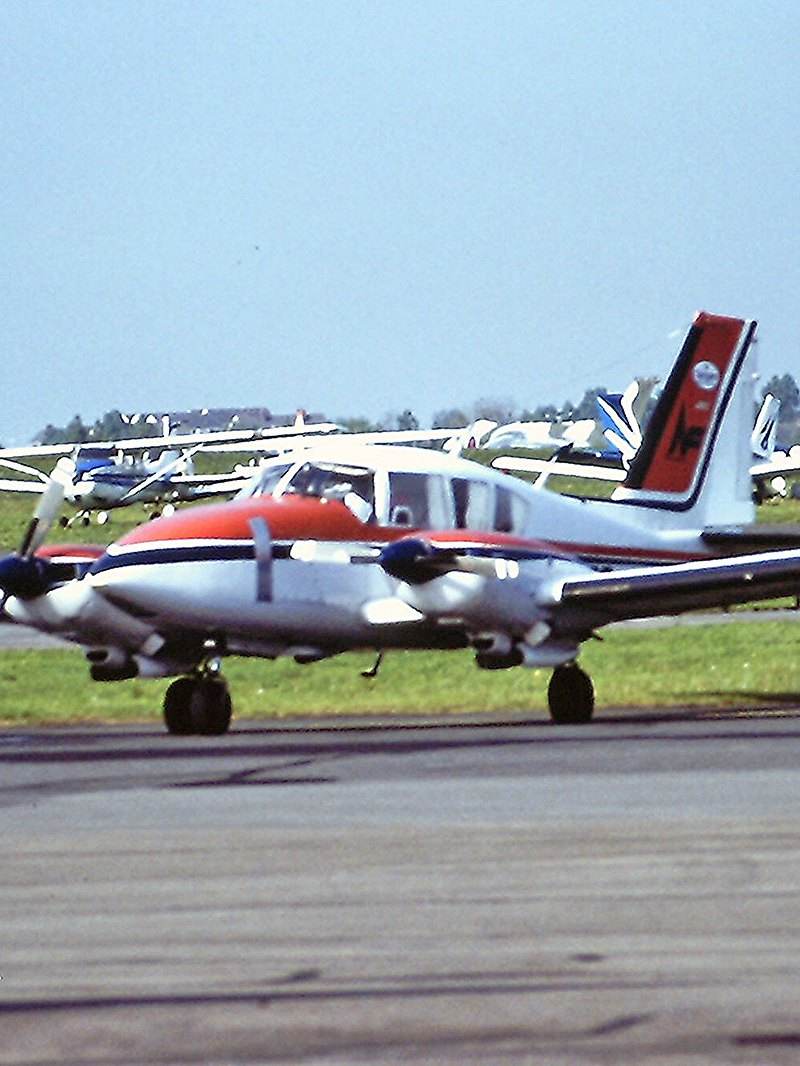 OY-DZZ - Twin-engine aircraft