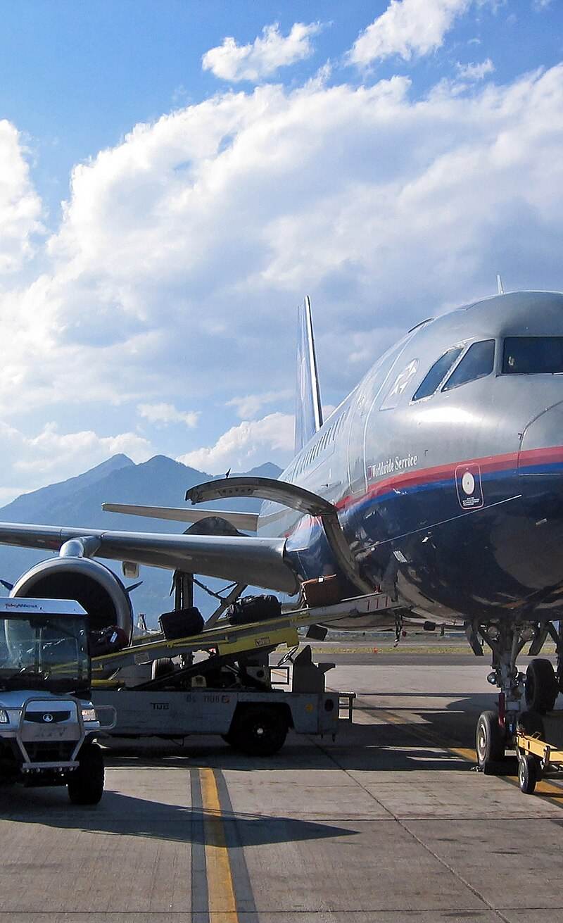 N403UA - Twin-engine aircraft