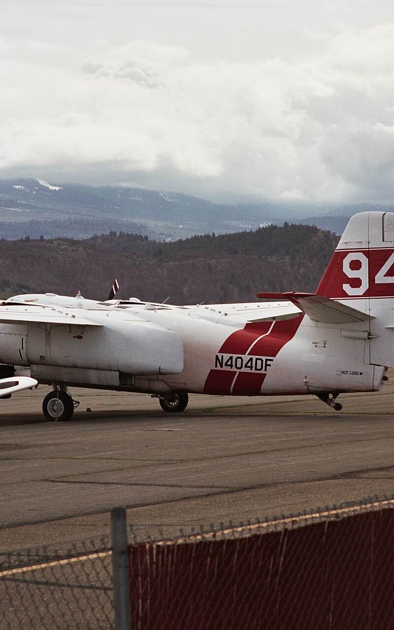 N404DF - Twin-engine aircraft
