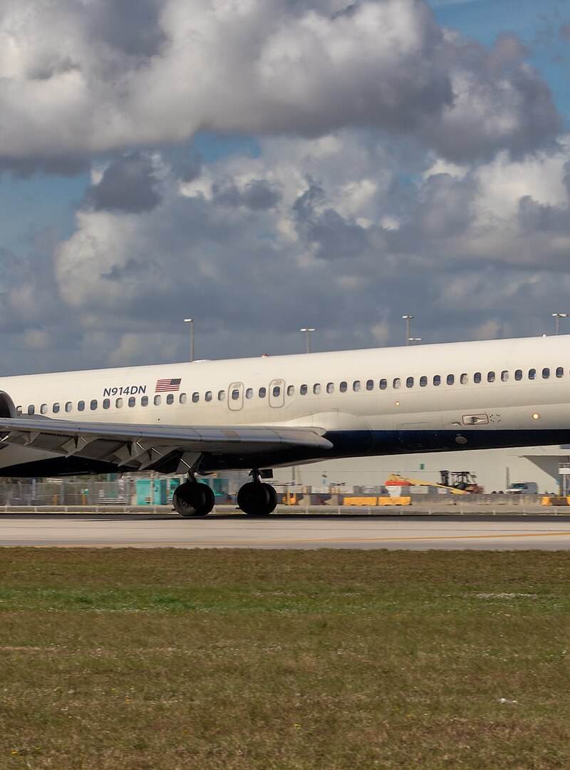 N914DN - Douglas