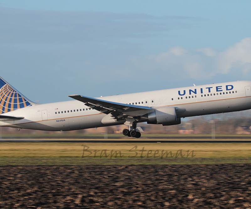 N641UA - Twin-engine aircraft