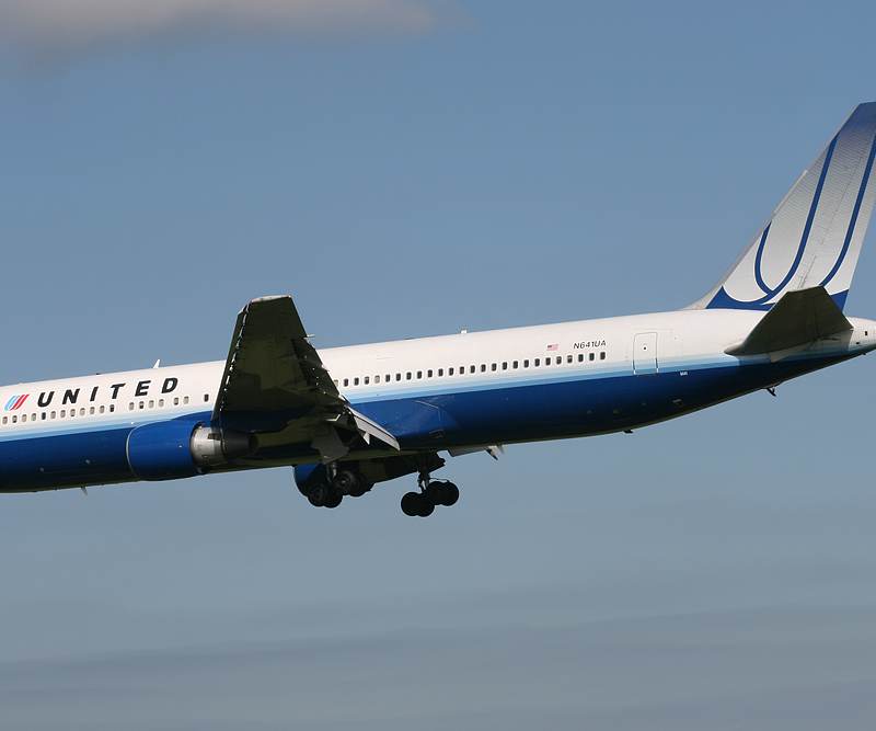 N641UA - Twin-engine aircraft