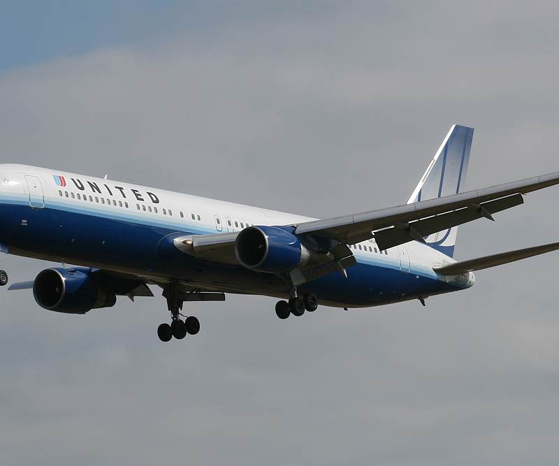 N641UA - Twin-engine aircraft