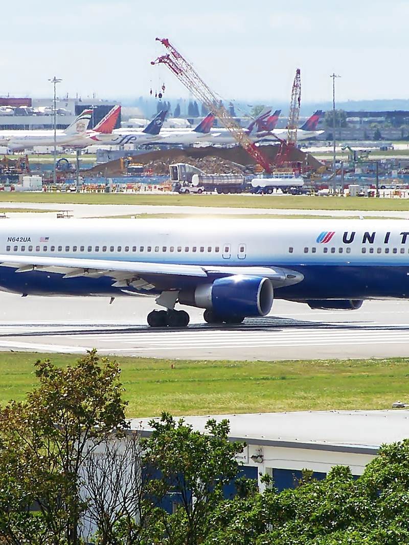 N642UA - Twin-engine aircraft
