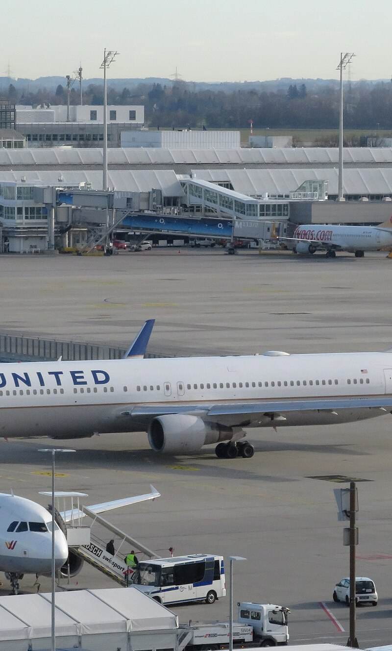 N642UA - Twin-engine aircraft