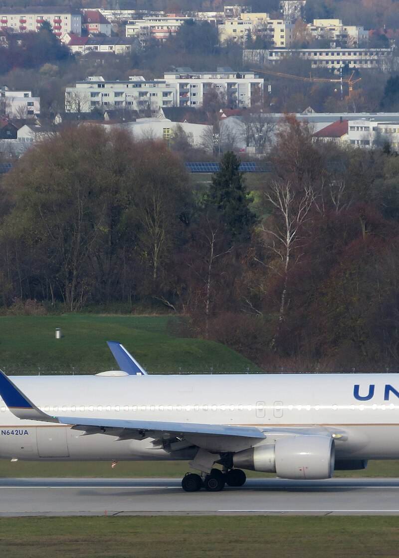 N642UA - Twin-engine aircraft